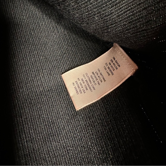 New Philosophy Small Black
Top - Picture 8 of 9